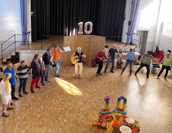 Zu sehen sind Feiernde zum 10-jährigen Jubiläum des „Heilsamen Singens“
