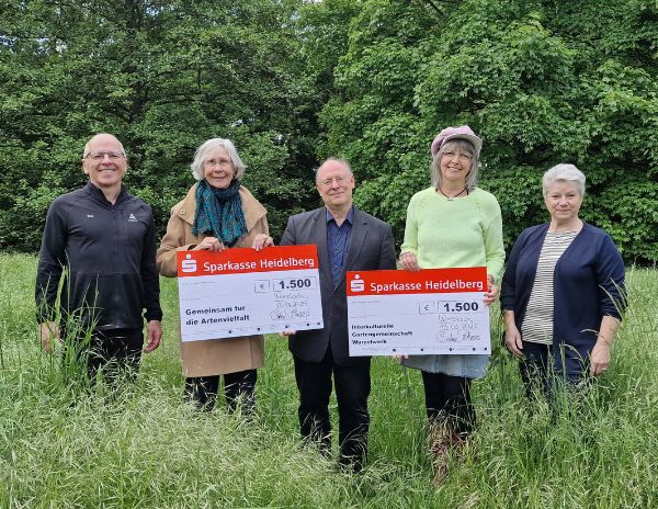 Auf dem Bild zu sehen sind Dr. Johann Gradl, Dr. Brigitta Martens-Aly, Dr. Olivier Elmer, Vera Nitsche und Edeltraut Schuckert bei der Spendenübergabe. 